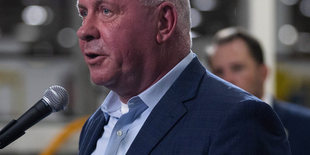 Bandiera americana con svastica trovata nell'ufficio di un deputato repubblicano: un atto di profanazione che scuote la politica statunitense