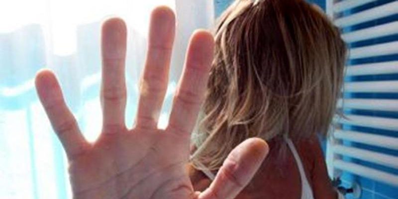 Intervento in bagno di bar di via Tripoli: giovane donna trovata svestita, aggressione evitata