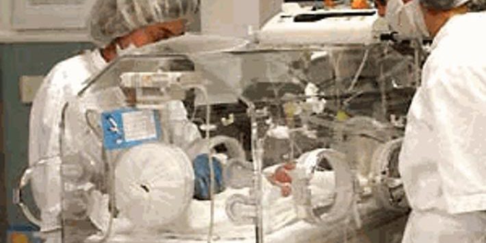 Neonata partorita in bagno a Ciriè: madre sotto l’effetto di crack indagata per tentato infanticidio