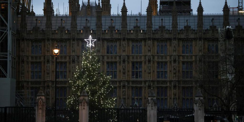Рождество по-королевски: Букингемский дворец объявил об открытии своего первого магазина