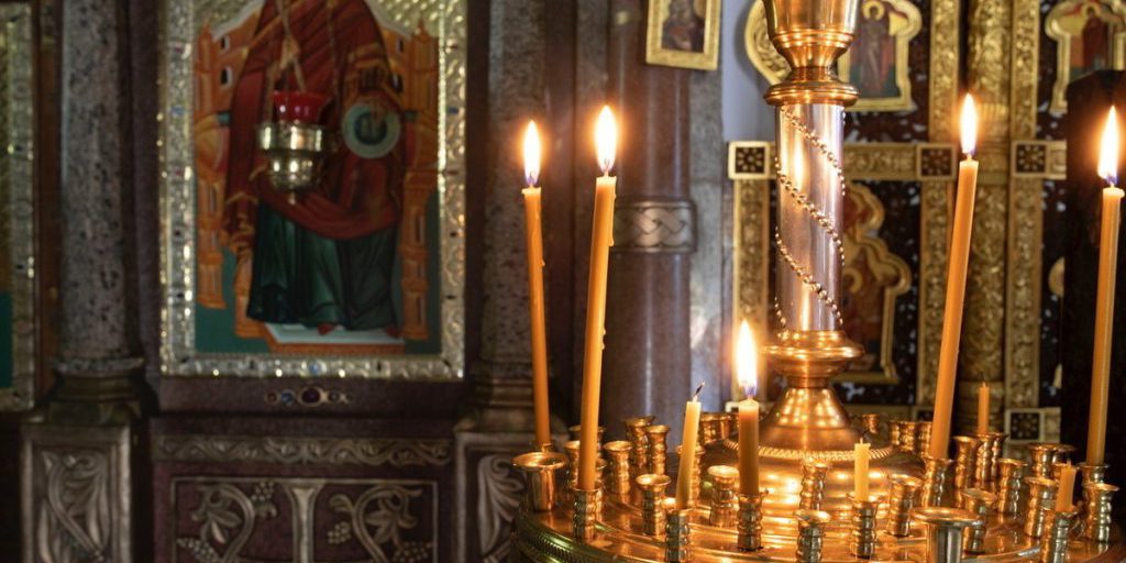 Священник объяснил, почему свечи в церкви не бывают бесплатными