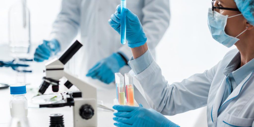 Scienziati scoprono che l'uso simultaneo di alcol e tabacco aumenta il rischio di cancro