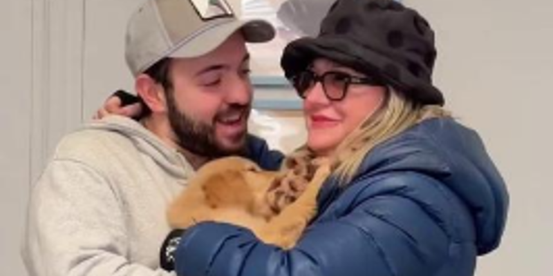 Davide D'Urso sorprende la mamma con una serenata in Via Di Gioia