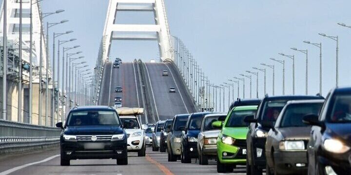 Перед Крымским мостом выросла очередь со стороны Тамани