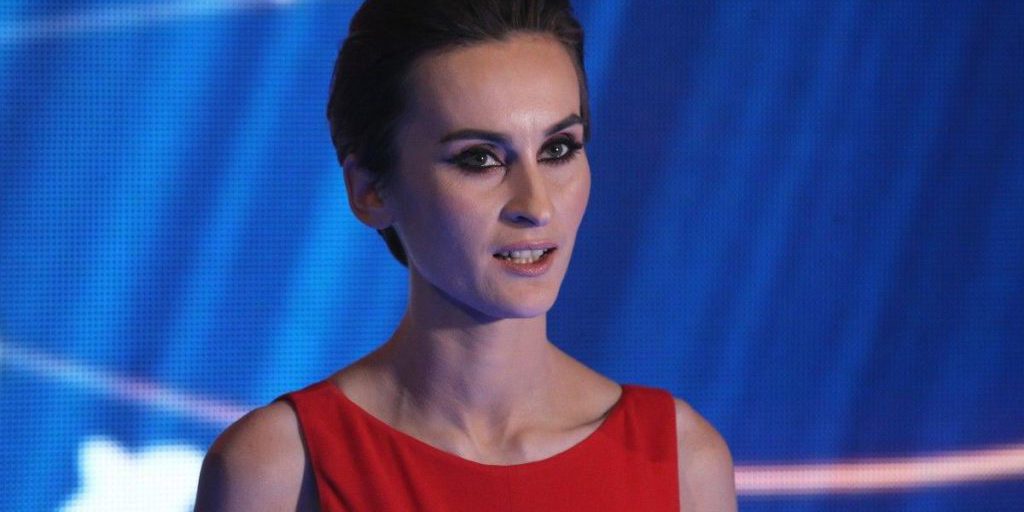 La libertà di scelta delle donne sotto pressione: una cantante parla della sua esperienza con la maternità e le aspettative sociali