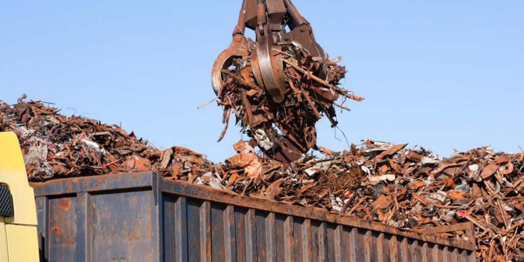 Ucraina vieta l’esportazione di metallo riciclato e legno non lavorato a partire dal 2026