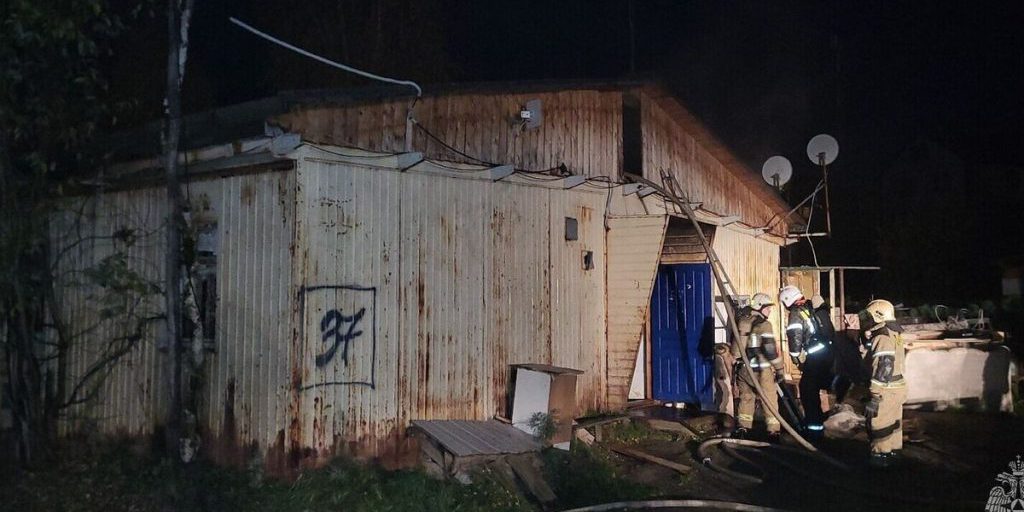 В Нягани пожарные спасли детей из горящего дома