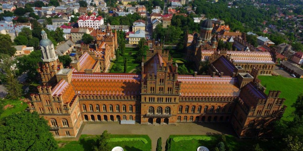 В этом году в университетах Украины стало больше девушек, чем парней, - Минобразования