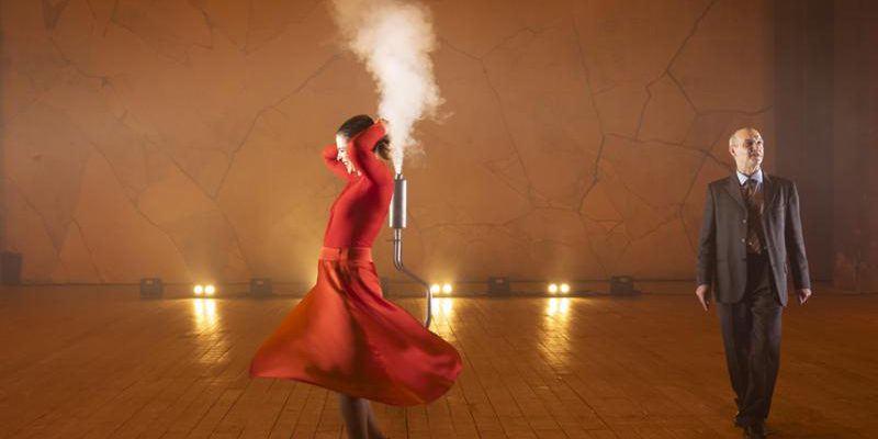 Antonio Latella presenta “Gli angeli dello sterminio” al Teatro Astra, paragonando la produzione a un film di David Lynch