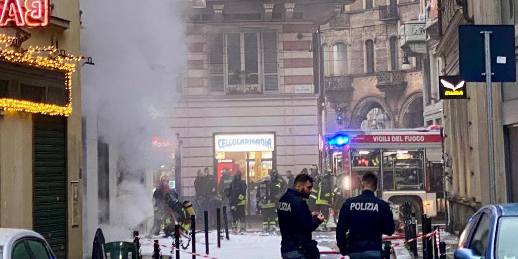 Immagini dell'incendio al Pam di via XX Settembre: colonna di fumo in centro Torino