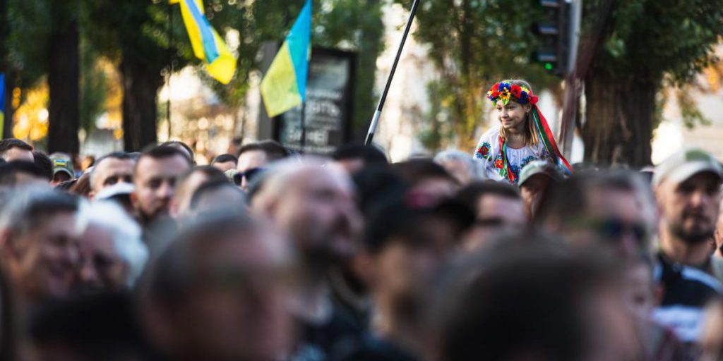 Какой украинцы видят свою страну через 10 лет - процветающей или разрушенной, - опрос