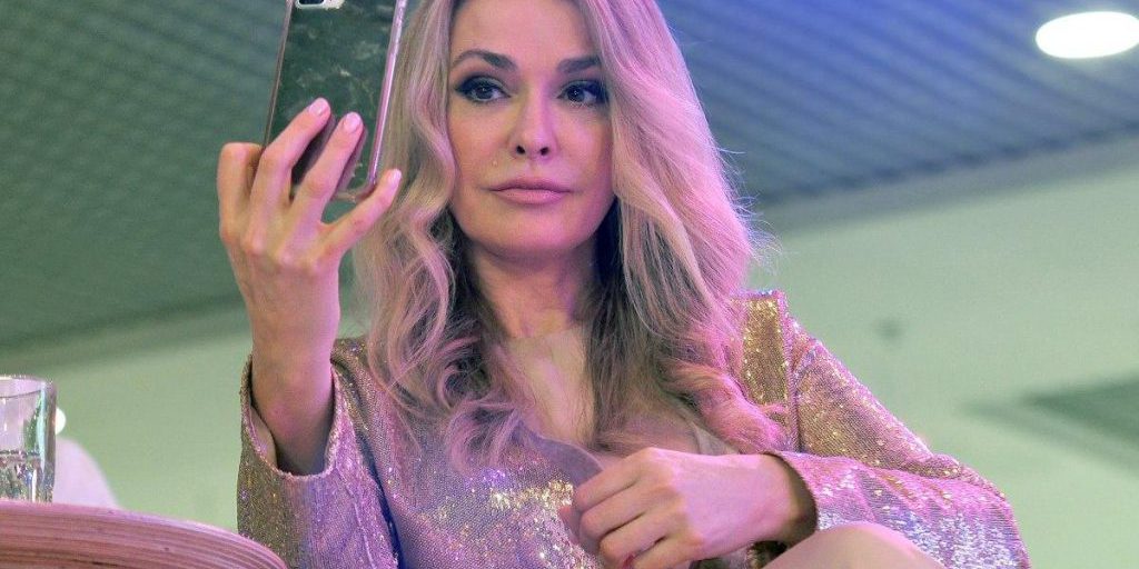 Attrice ricorda episodio curioso e sgradevole con artista famoso, ma non rivela identità