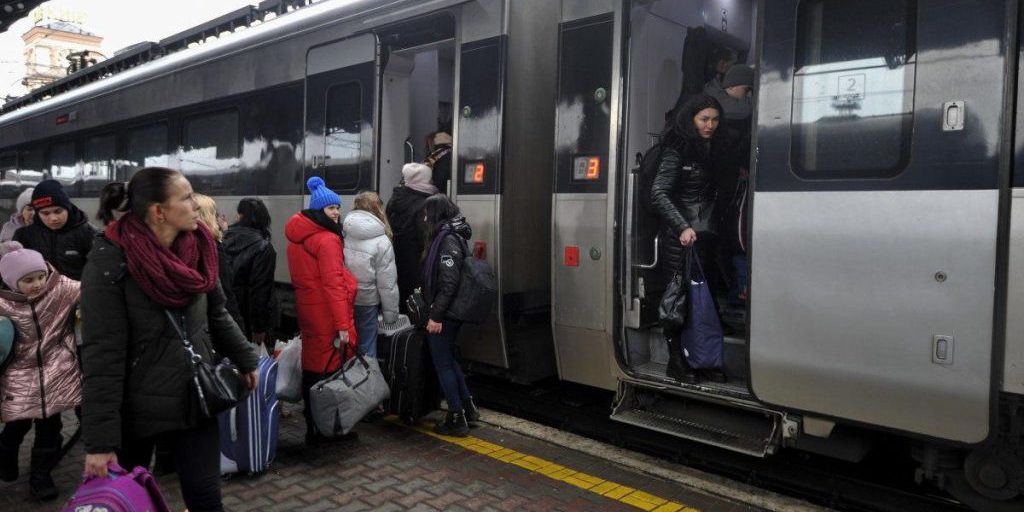 Убытки Укрзализныци от пассажирских перевозок должно взять на себя государство, а не бизнес, - эксперт