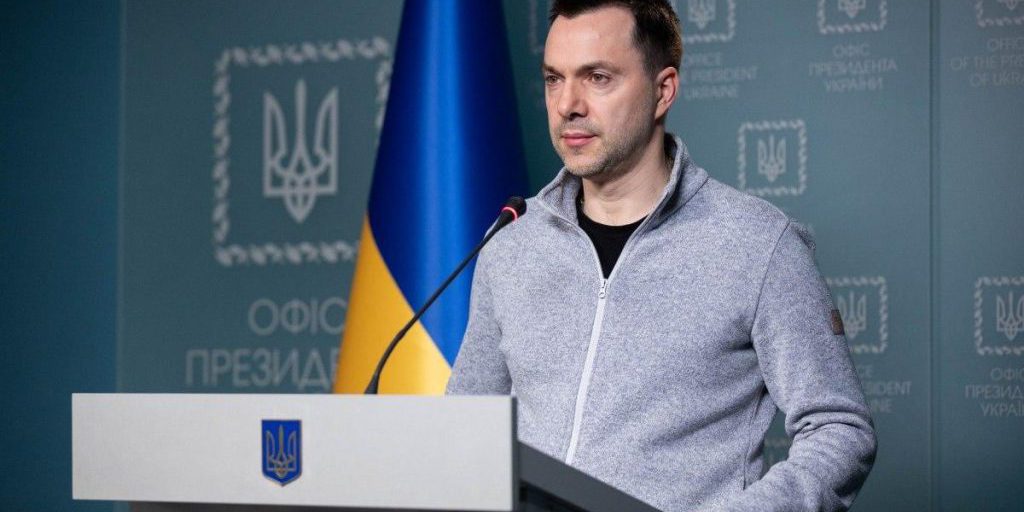 Арестович размечтался о сдаче 4 областей и пригласил Путина на молебен за оккупантов