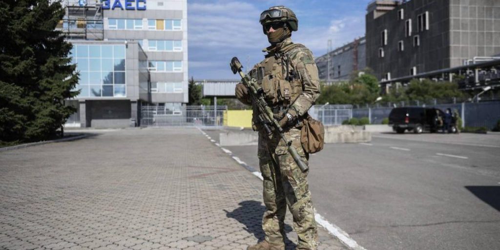 В МАГАТЭ заявили о "входящих и исходящих" обстрелах в районе Запорожской АЭС