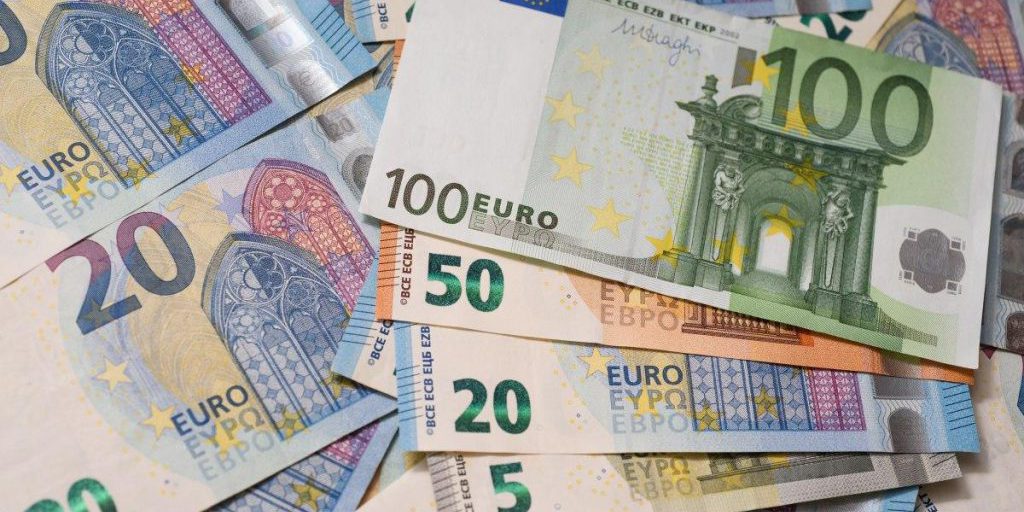 Украинцы массово бросились скупать евро: аналитик назвал причину