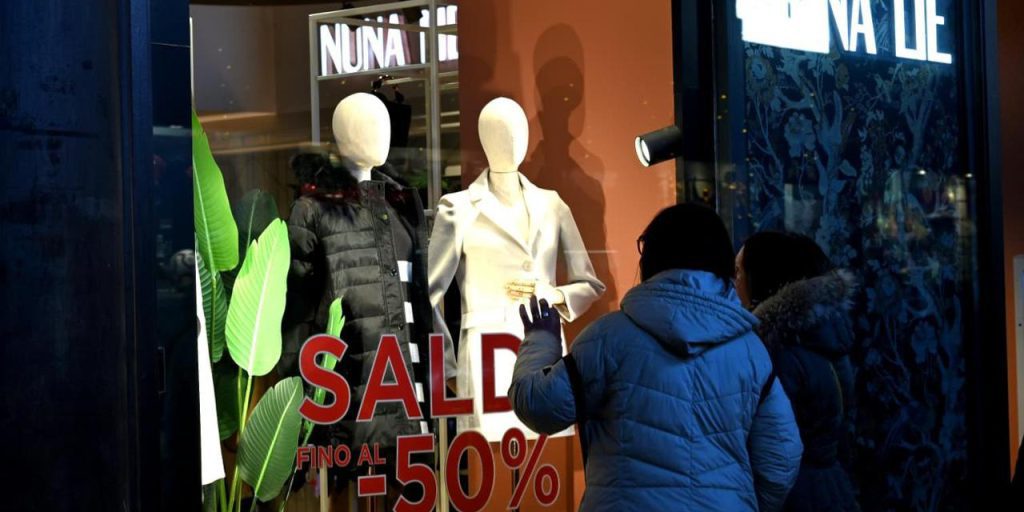 Saldi a Torino: centro affollato, periferie in attesa, domanda di occasioni contro la crisi commerciale