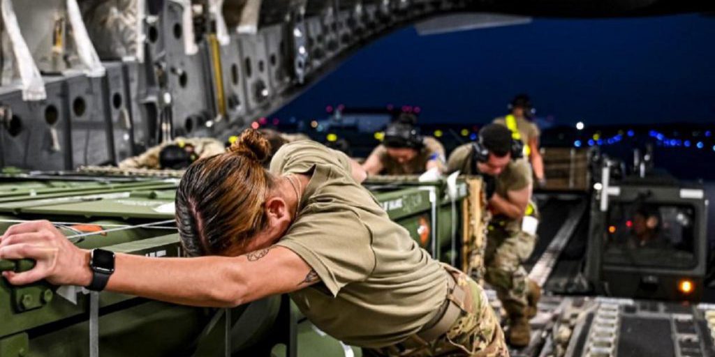 Военная помощь Украине сократилась более чем на половину: СМИ назвали неожиданную причину