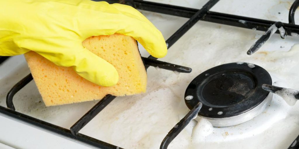 Pulire la piastra a gas dalle macchie grasse con bicarbonato e aceto: metodo economico