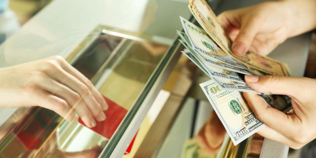 Что лучше сейчас покупать - доллары или евро: эксперты дали украинцам новые советы
