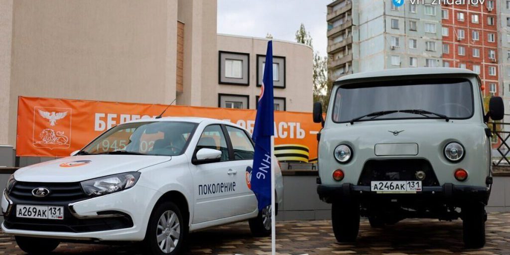 Consegna di nuovi veicoli ai pompieri di Krasnoyaružskij per rafforzare la sicurezza pubblica nella regione di Belgorod