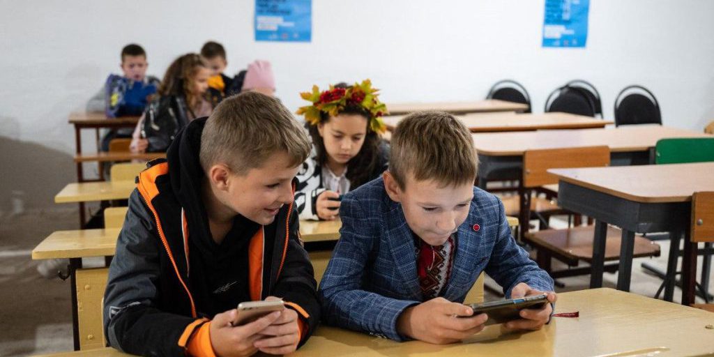 Часть украинских школьников общаются со сверстниками на русском языке: какая причина