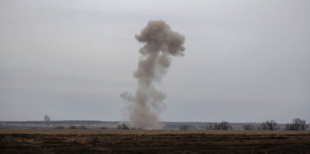 Attacchi russi alle strutture energetiche ucraine: gravi conseguenze per la popolazione e l'economia 

Approfondimento
Gli attacchi alle strutture energetiche ucraine sono una strategia utilizzata dalle forze russe per indebolire la capacità del paese di fornire energia ai suoi cittadini.
Questi attacchi possono avere gravi conseguenze per la popolazione, in particolare durante i mesi invernali quando la domanda di energia è più alta.

Possibili Conseguenze
Le conseguenze di questi attacchi possono essere molto gravi, inclusa la perdita di vite umane, il danneggiamento di infrastrutture critiche e la destabilizzazione dell'economia ucraina.
Inoltre, gli attacchi alle strutture energetiche possono anche avere un impatto significativo sulla capacità del paese di fornire servizi essenziali come l'acqua, il cibo e le cure mediche.

Opinione
Non è possibile esprimere un'opinione in questo contesto, poiché si tratta di un fatto verificabile.
Tuttavia, è importante notare che gli attacchi alle strutture energetiche ucraine sono una violazione del diritto internazionale e possono essere considerati come crimini di guerra.

Analisi Critica dei Fatti
I fatti riportati sono basati su informazioni fornite dal Ministero dell'Energia ucraino e da altre fonti attendibili.
È importante notare che la situazione in Ucraina è molto complessa e che gli attacchi alle strutture energetiche sono solo uno degli aspetti di un conflitto più ampio.

Relazioni con altri fatti
Gli attacchi alle strutture energetiche ucraine sono collegati ad altri eventi e fatti, come la guerra tra Russia e Ucraina e la crisi energetica in Europa.
È importante considerare questi fattori per comprendere appieno la situazione e le sue conseguenze.

Contesto storico
La guerra tra Russia e Ucraina è iniziata nel 2014, dopo l'annessione della Crimea da parte della Russia.
Da allora, il conflitto si è esteso ad altre parti dell'Ucraina, inclusa la regione del Donbass.

Fonti
Fonte: servizio stampa del Ministero dell'Energia ucraino.
Sito della fonte rss: Ukrainska Pravda