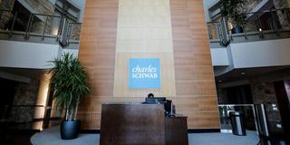 Schwab, trimestre record per ricavi e asset totali: utile netto balza a 2,4 miliardi