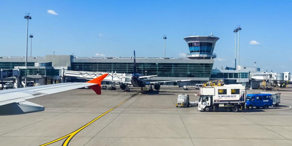 Ritardi prolungati dei voli russi nel 2025: doppia frequenza a causa delle minacce di droni