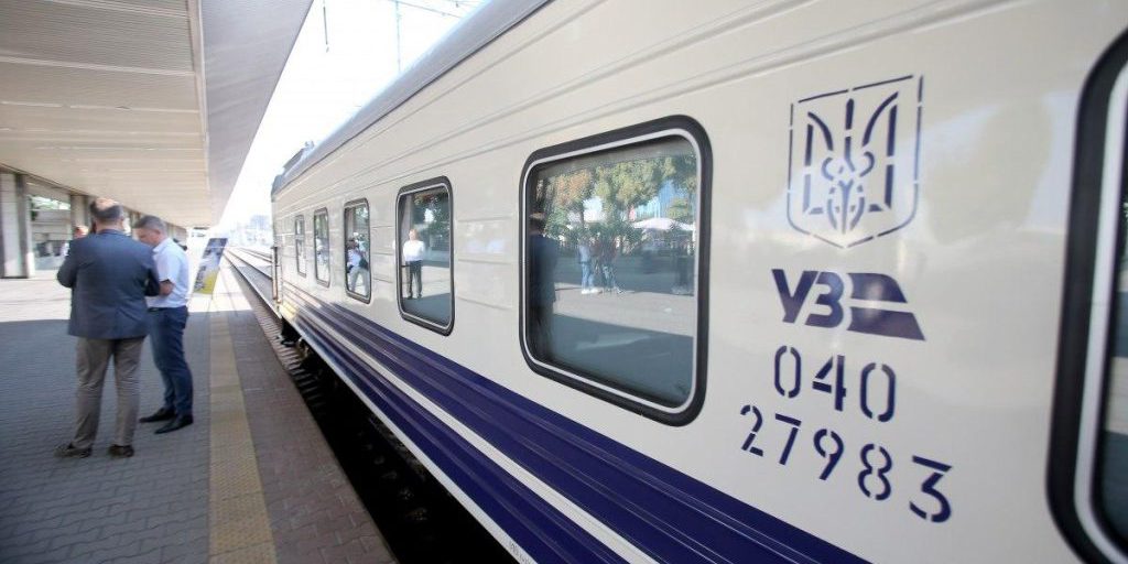 Из-за удара россиян по железной дороге много поездов задерживается: перечень