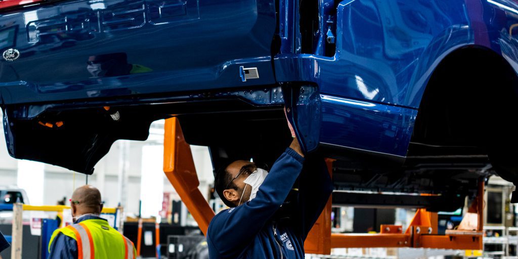 Ford Motor registra una perdita di 19,5 miliardi di dollari per riduzione della produzione di veicoli elettrici