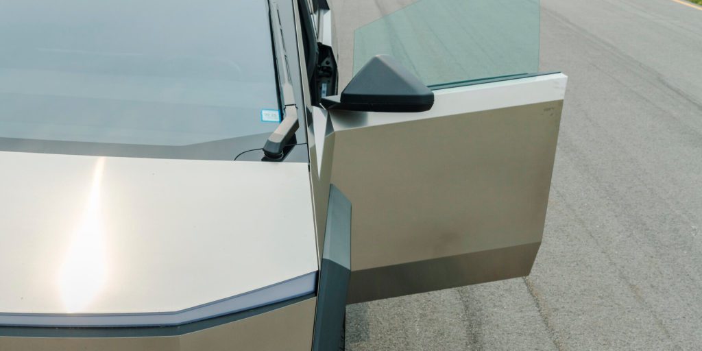 Incidente Mortale con il Cybertruck di Tesla: Una Portiera Difettosa al Centro di una Causa Legale