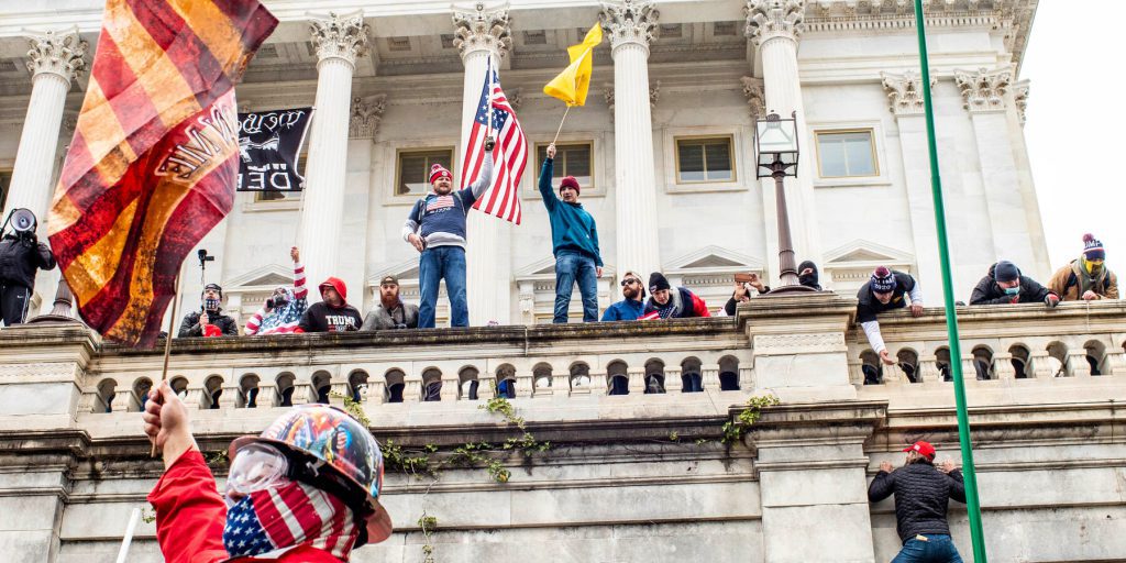 Trump concede la clemenza a due individui collegati all’attacco del 6 gennaio al Campidoglio