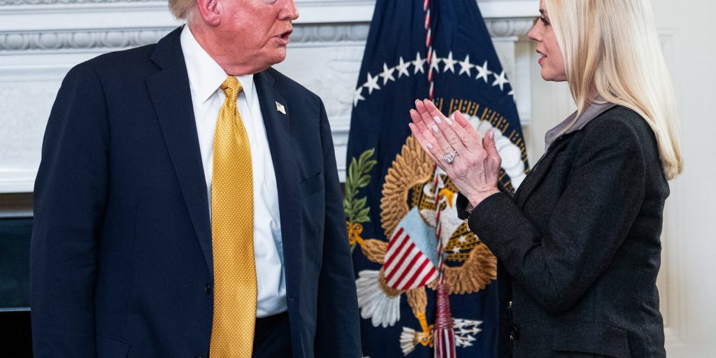 Trump ricorre al Dipartimento di Giustizia per gestire la copertura mediatica su Epstein