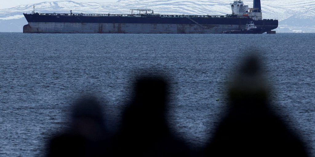 Forze statunitensi imbarcano petrolisti per verificare incidenti del 2022