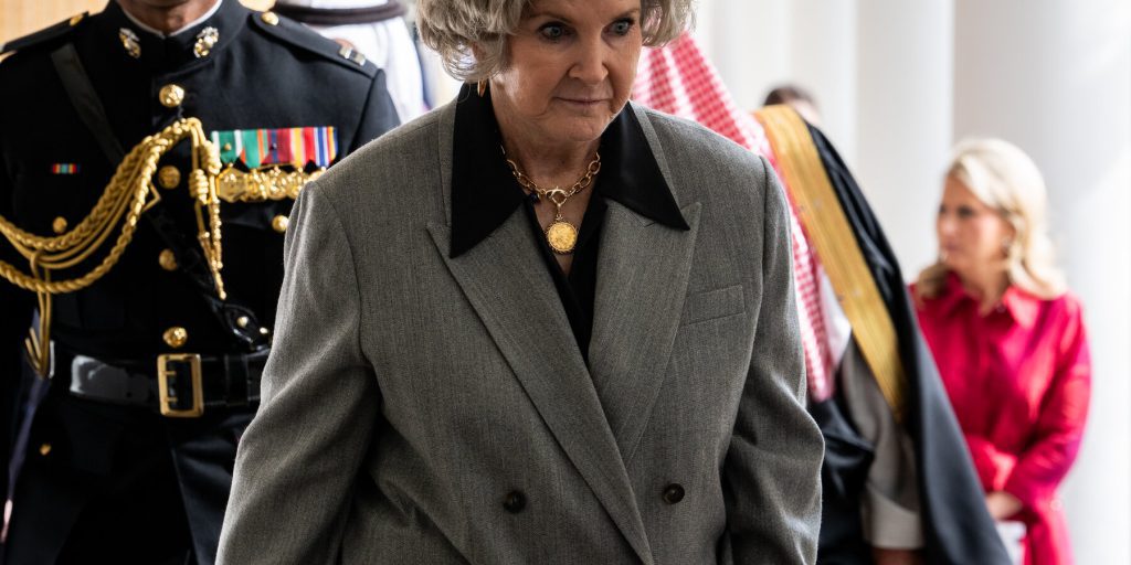 Trump e il suo staff difendono Susie Wiles dopo interviste scatenate