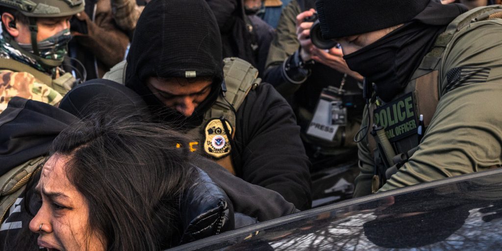 Giudice federale vieta agli agenti di immigrazione di intervenire contro manifestanti pacifici nel Minnesota