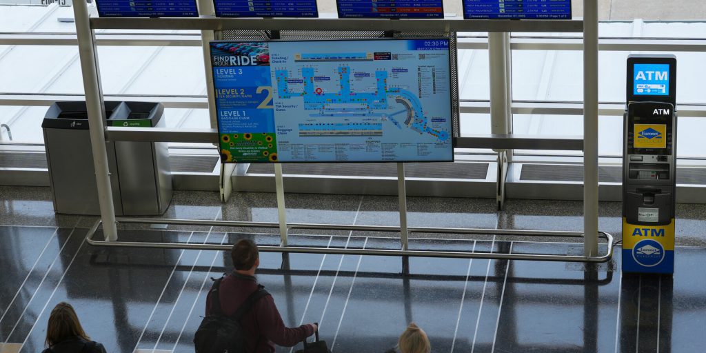 Restrizioni aeroportuali negli USA terminano lunedì: FAA segnala miglioramento nella presenza dei controllori del traffico aereo