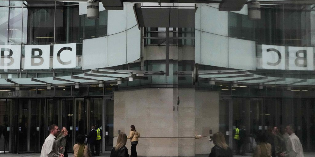 Trump presenta causa di 10 miliardi di dollari contro la BBC proprio prima della revisione decennale dello statuto