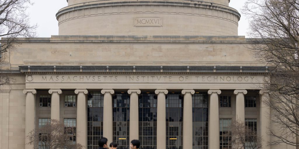 Professore del MIT ucciso a casa: indagine in corso