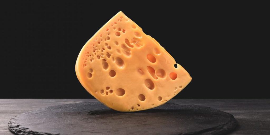 La Vera Storia delle Buche nel Formaggio Svizzero: Scoperta la Causa che Ha Sorpreso Gli Esperti