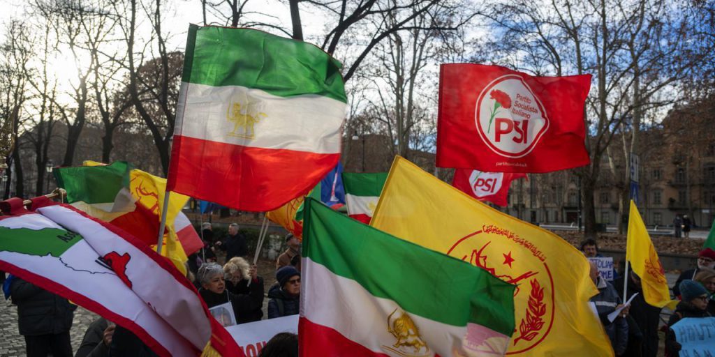Iraniani a Torino protestano per libertà e denunciano minacce telefoniche da regime