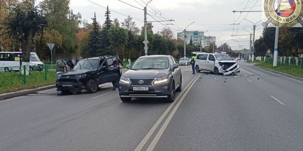 В Новочебоксарске при столкновении двух автомобилей пострадали три человека