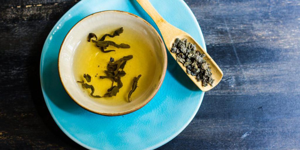 Il tè verde: effetti sulla pressione arteriosa e precauzioni per un consumo sano