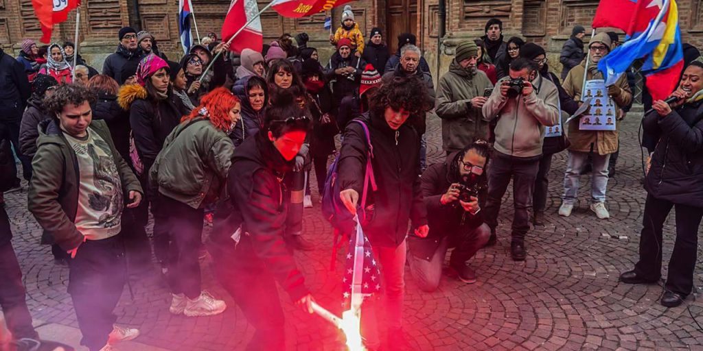 Corteo pro‑Maduro a Torino: manifestanti criticano l’intervento statunitense in Venezuela