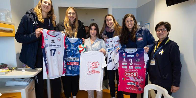Campionesse di volley portano gioia ai bambini dell'ospedale infantile Regina Margherita