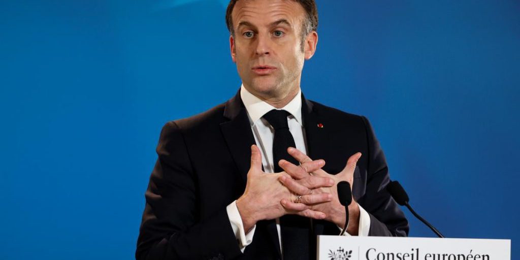 Бывший премьер-министр Франции призвал Макрона уйти в отставку