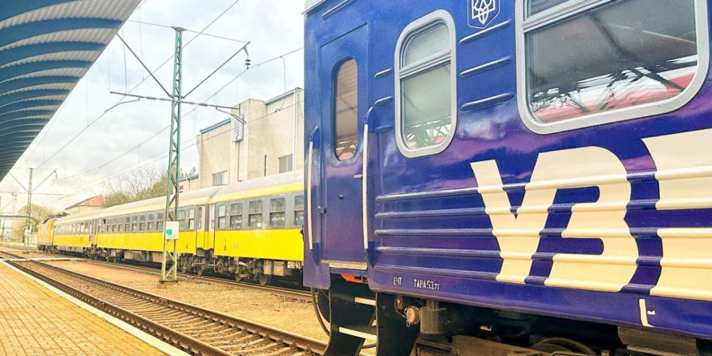 В "Укрзализныце" рассказали, какие поезда курсируют с задержками из-за блэкаутов