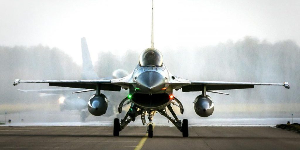 La Sicurezza dei Piloti da Combattimento: Perché la Formazione Specializzata è Fondamentale