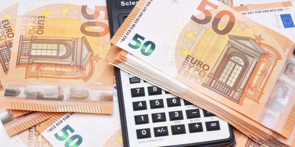 Euro sale rapidamente grazie alla debolezza del dollaro: cosa significa per gli ucraini